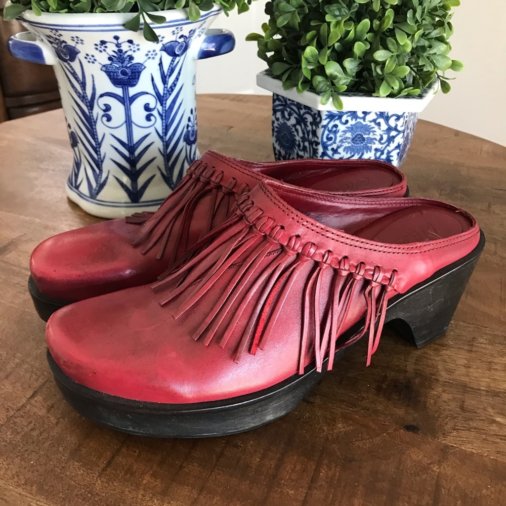 Vintage Wild Pair Red fringe platform clogs 9